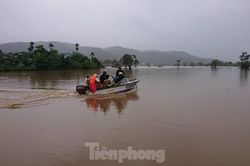 Công an đưa ca nô đi phát mì tôm cứu dân vùng ngập lụt Đắk Lắk