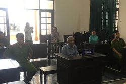 Thêm một gã đàn ông tiếp nối Linh 'nựng' vào tù