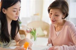 Mẹ chồng giằng tay con trai không cho rửa bát vì 'đàn ông nhà này không cần làm việc bếp núc', không ngờ con trai nói một câu đầy bất ngờ