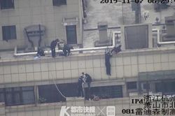 4 giờ sáng ôm hoa hồng tới nhà bạn trai cũ nhưng không được vào, thiếu nữ toan nhảy lầu từ tầng 30