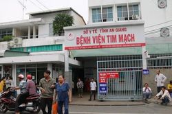 Bệnh nhân kêu người nhà đến đâm bảo vệ bệnh viện trọng thương
