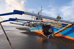Tàu Trung Quốc tặng ngư dân Philippines bị sóng đánh vỡ đôi