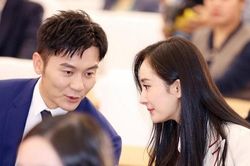Dương Mịch diện toàn đồ hiệu, thân thiết trò chuyện với Lý Thần