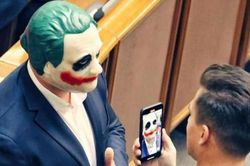 Nghị sĩ Ukraine đeo mặt nạ Joker đến họp Quốc hội