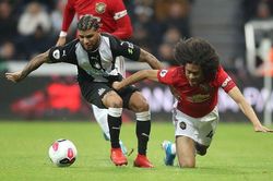 Từ chối gia hạn, sao MU có thể làm đồng đội Ronaldo
