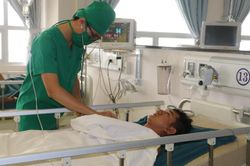 Tạm giữ kẻ đâm bảo vệ bệnh viện trọng thương