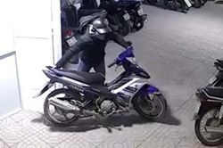 Kẻ trộm lấy xe máy trước mặt khổ chủ