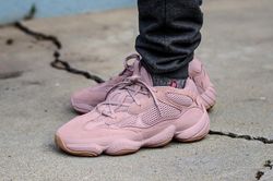 Yeezy hồng và 8 mẫu giày hứa hẹn cháy hàng trong thời gian tới