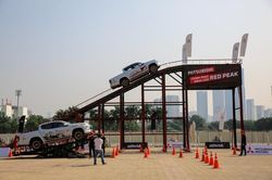 Chặn đứng việc 'nhầm chân ga', Mitsubishi Triton làm được điều bất ngờ này