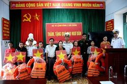 Bộ tư lệnh Vùng 3 Hải quân thăm, tặng quà ngư dân huyện đảo Cồn Cỏ