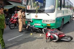 Xe buýt tông hàng loạt phương tiện đang chờ đèn đỏ