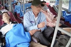 Người đàn ông trắng trợn móc túi trên xe khách gây bàng hoàng