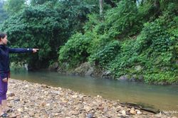 Nhặt bóng rơi khe suối, bé trai 2 tuổi đuối nước thương tâm