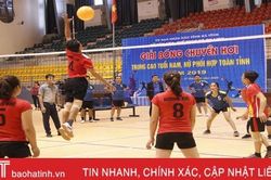 Khởi tranh Giải Bóng chuyền hơi trung cao tuổi nam nữ Hà Tĩnh