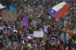 Chile: Hơn 80.000 người biểu tình yêu cầu Tổng thống Pinera từ chức
