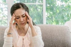 Mẹ chồng hằn học khi thấy con chăm vợ