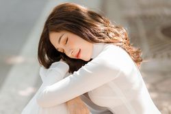 Hoa khôi thời trang Việt Nam Trần Ngọc Anh đẹp tinh khôi trong tà áo dài trắng
