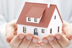 Có được tự ý bán nhà để chữa bệnh tâm thần cho chồng?