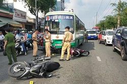 TPHCM: Xe buýt 'ủi' hàng loạt xe máy đang dừng chờ đèn đỏ