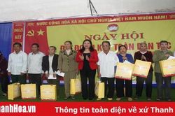 Phó Chủ tịch UBND tỉnh Lê Thị Thìn dự ngày hội Đại đoàn kết tại thôn Minh Đức, xã Thiệu Long