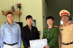 Thăm, tặng quà gia đình nạn nhân bị tai nạn giao thông