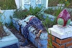 Thi thể đã phân hủy nằm trên ngôi mộ