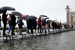 Venice 'thất thủ' vì trận lụt tồi tệ nhất trong nửa thế kỷ