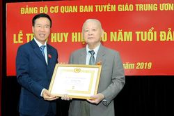 Nguyên Bí thư Thành ủy Hà Nội Lê Xuân Tùng nhận Huy hiệu 60 năm tuổi Đảng