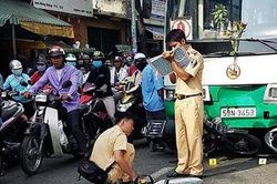 Xe buýt tông 8 xe máy dừng đèn đỏ, nhiều người bị thương nặng