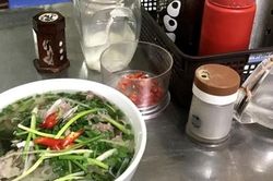 Tranh cãi phở bò ăn với chanh hay giấm