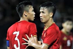 'Hàng phòng ngự đang gánh cả tuyển Việt Nam'