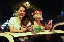 Người hâm mộ đổ ra đường mừng tuyển Việt Nam đánh bại UAE