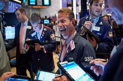 Dow Jones lập kỷ lục mới nhờ cổ phiếu Disney nhảy vọt hơn 7%