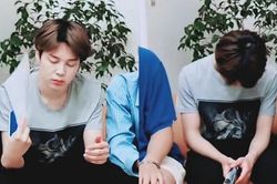 Người hâm mộ tan chảy vì khoảnh khắc 'gà gật' siêu cưng của Jimin BTS