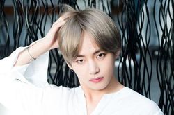 V BTS gây bấn loạn với tạo hình tựa nam thần trong tương lai