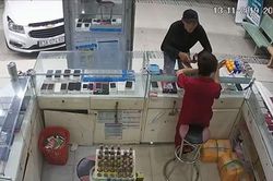 Chàng trai lịch sự đi xe hơi mua điện thoại rồi cướp 3 iPhone 7 plus