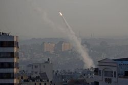 Hãi hùng trận đấu tên lửa dữ dội 'xé toạc' bầu trời Dải Gaza
