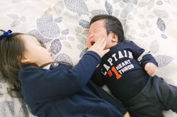 Chỉ 1 câu nói hớ, bà mẹ trẻ vô tình khiến đứa con cả ghét cay ghét đắng em mình