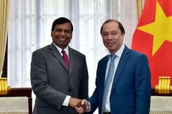 Thứ trưởng Ngoại giao Nguyễn Quốc Dũng tiếp tân Đại sứ Sri Lanka chào xã giao