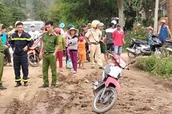 Tìm kiếm người đàn ông bắt rắn bị nước sông cuốn trôi