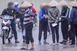 Mưa lạnh bất ngờ, 'phe vé' trận Việt Nam - UAE lo sốt vó