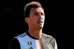 Sếp lớn Juventus sang Anh đàm phán chuyển nhượng MU