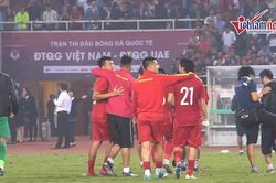HLV Park và học trò ôm nhau ăn mừng khi thắng UAE, lên ngôi đầu bảng G