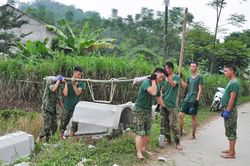 Trung Đoàn 98 giúp nhân dân xã Đội Bình vận chuyển cấu kiện kênh mương