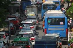 Kẹt xe, nhiều người cuốc bộ vào sân bay vì sợ trễ chuyến