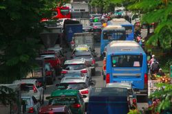 Cửa ngõ sân bay Tân Sân Nhất kẹt cứng, nhiều hành khách xuống xe đi bộ