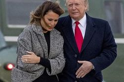 Ông Trump lại bị dính giấy vệ sinh vào giầy