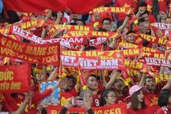 CĐV hô vang 'Việt Nam chiến thắng' trên khán đài sân Mỹ Đình