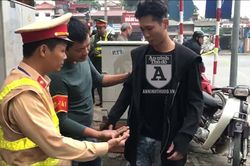 Nam thanh niên giao nộp ma túy kiểu 'dè sẻn' khi gặp chốt 141