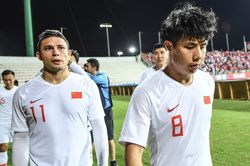 Cầu thủ Trung Quốc đá phản lưới nhà ở trận thua 1-2 trước Syria